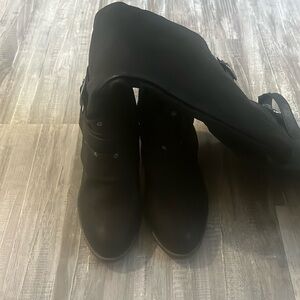 Women boots with heels and buckles